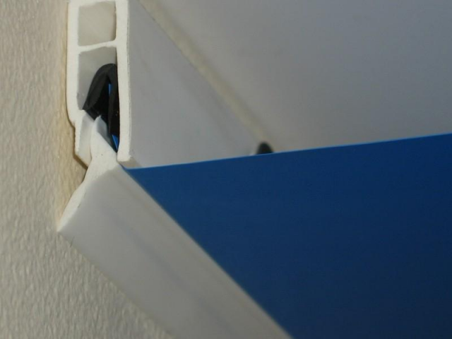 Гарпунная система крепления натяжных потолков: устройство, демонтаж, фото
