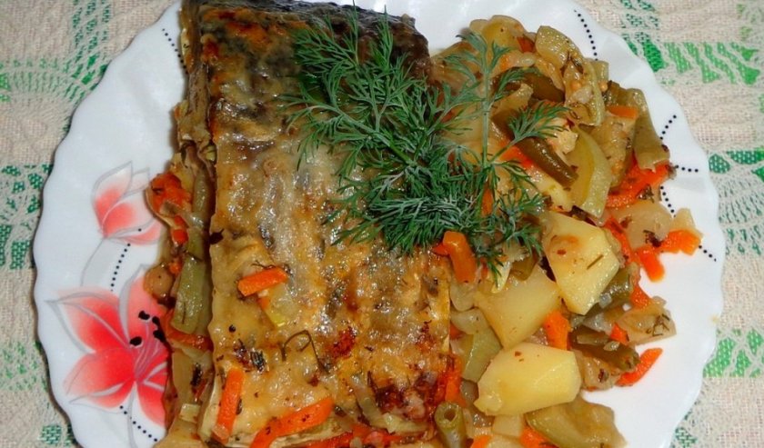 Карась тушёный с овощами