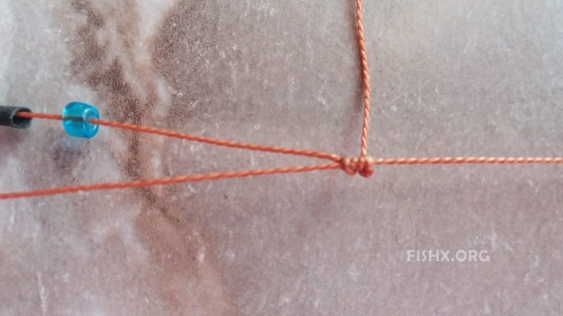 Скользящий по основной нитке узел, который позволяет регулировать размер петли жмыховки