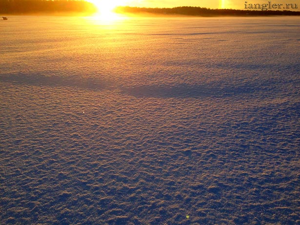 зимний рассвет на озере 