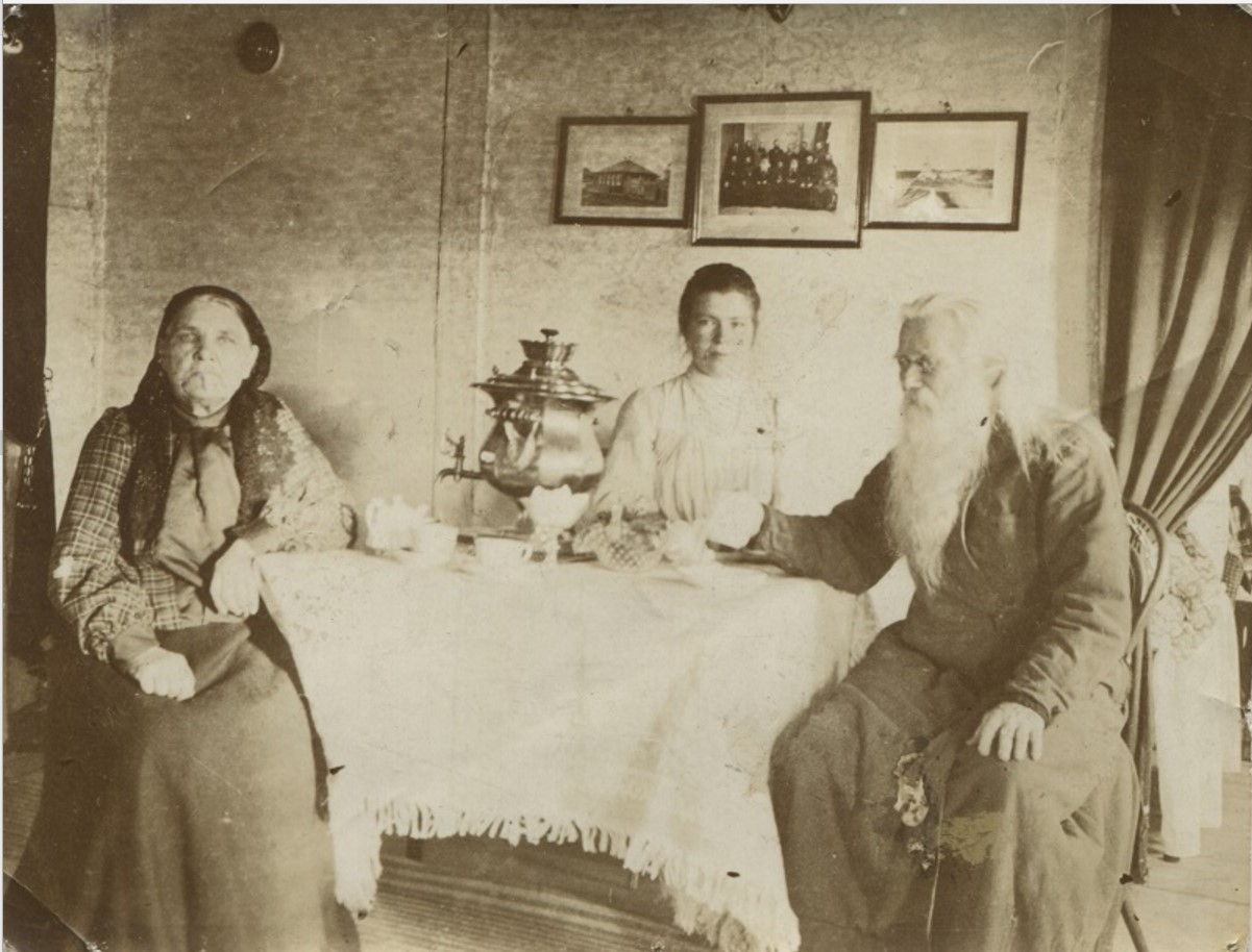 М.П. и О.Г. Беляевы за чайным столом