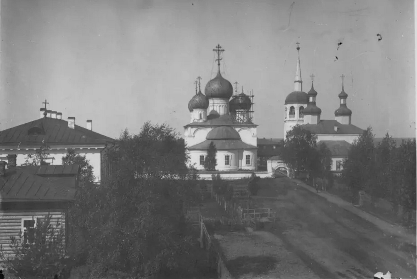 Спасо-Преображенский собор и церковь Василия Великого