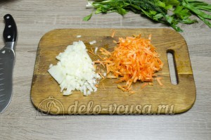 Уха из головы семги: Морковь и лук порезать
