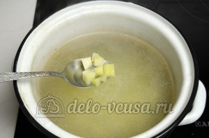 Уха из головы семги: В бульон добавляем картошку