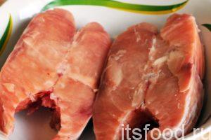 Снимем с кусков рыбы кожицу и отделим мясо от костей.