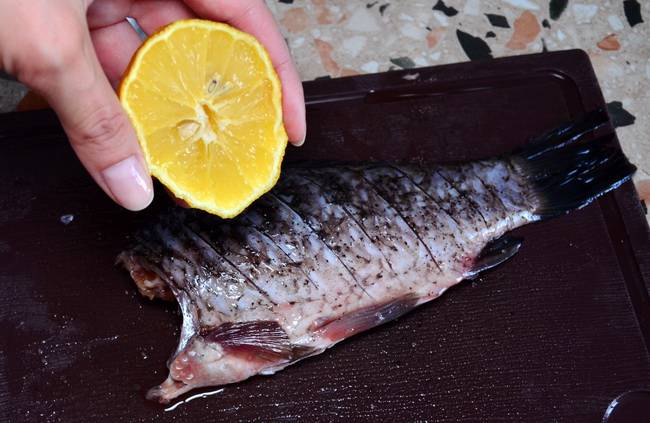 Как вкусно и быстро пожарить карася: сбрызните рыбу лимоном