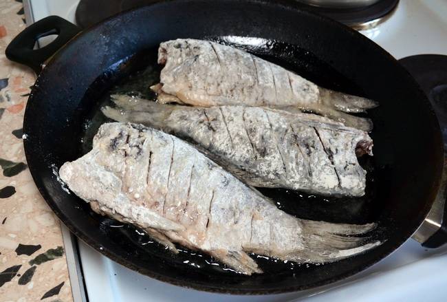 Как вкусно и быстро пожарить карася: обваляйте рыбу в муке и положите на сковороду