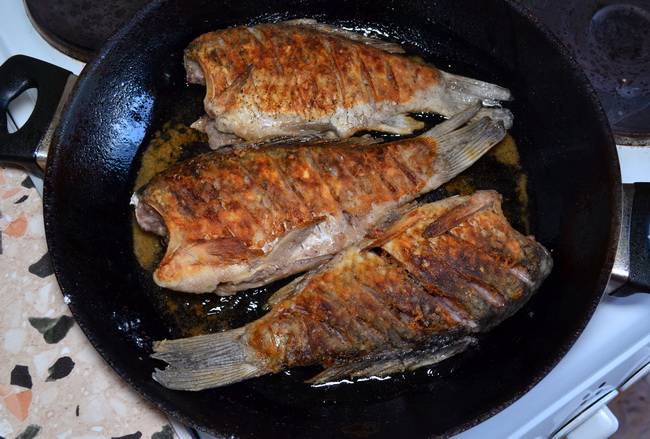 Как вкусно и быстро пожарить карася: поджарьте с другой стороны Как вкусно и быстро пожарить карася: поджарьте с другой стороны