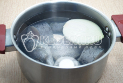 Залить холодной водой, 2-2,5 литра и варить на медленном огне 40 минут.