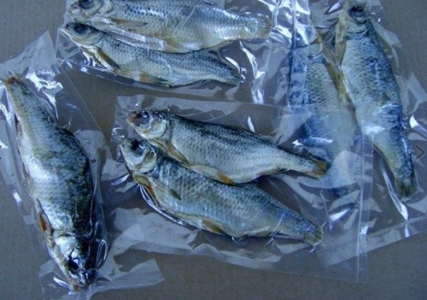 На фото показано, как можно хранить копченую рыбу в морозилке длительный период