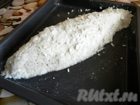 Оставшейся солью плотно закрыть рыбу сверху, чтобы не было просветов. Запекать рыбу в соли в духовке, разогретой до 230 градусов 25 минут.