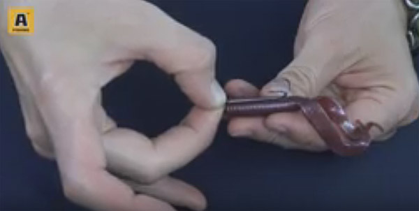 оснащение приманки двойным крючком