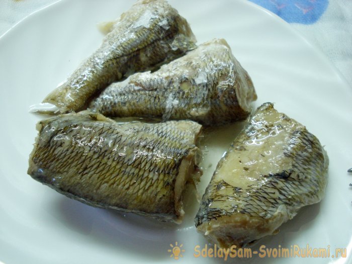 Рыбные консервы в духовке