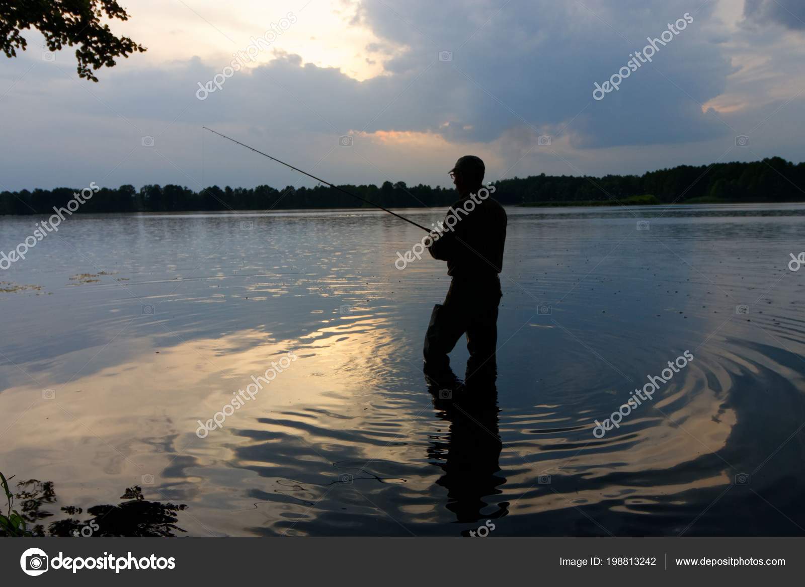 Рыбак Стоя Озере Ловить Рыбу Время Дождя — Стоковое фото ...
