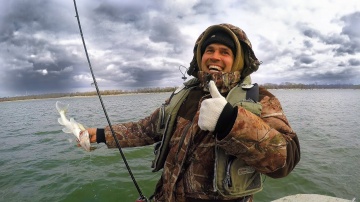 Ловля на спиннинг поздней осенью Рыбалка с лодки 2019 последнее видео