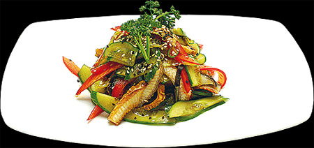 Салат с угрем и овощами