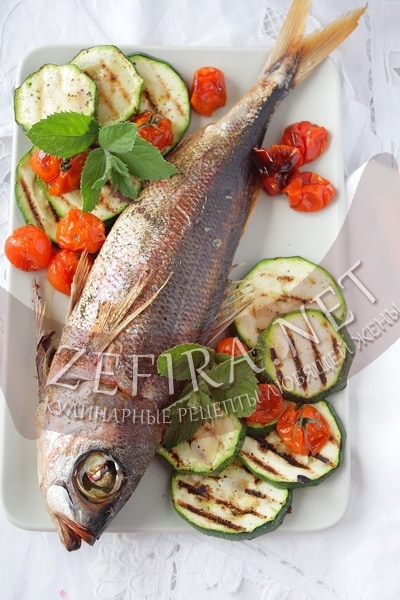 Рыба красноглазка, запеченная в духовке с луком и мятой - рецепт и фото